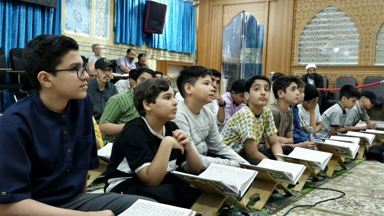 برپایی محفل قرآنی «به یاد علمدار» در بقعه علی بن بابویه قمی