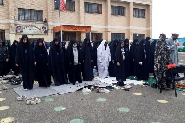  نماز باران در مدرسه جنت با حضور جمعی دانش‌آموزان