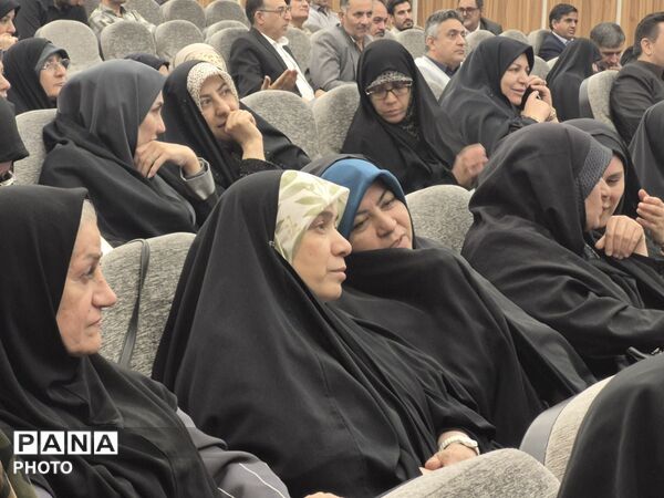 برگزاری آیین تجلیل از مقام شامخ معلم در منطقه ۱۵