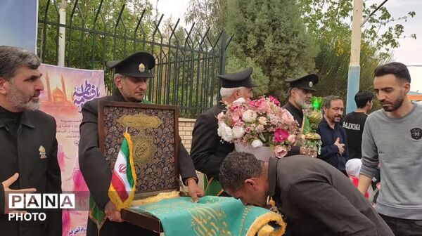 آیین استقبال از کاروان خانواده شهدای میناب 