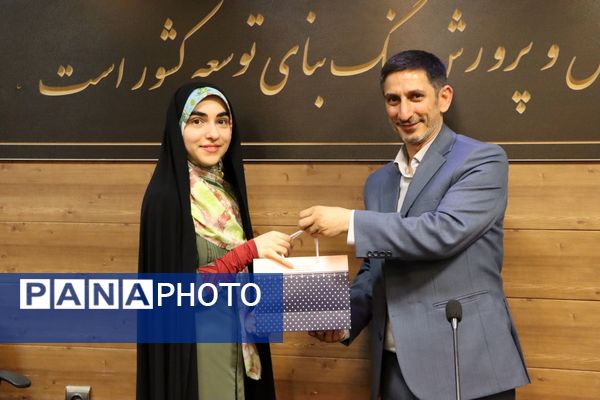 تجلیل از فعالان حوزه بانوان و خانواده در ناحیه یک بهارستان