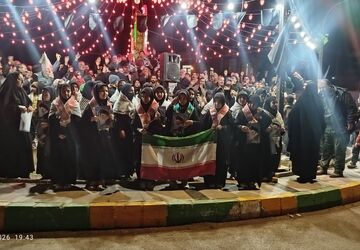حضور مردم روستای ارزنه شهرستان باخرز در خیابان ها برای دفاع از میهن