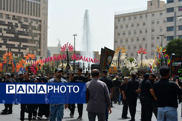 پرچم‌های عزا بر فراز حرم امام رضا(ع)