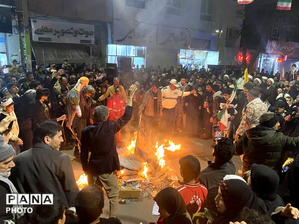  حضور مردم باخرز در آیین دشمن‌سوزی چهارشنبه‌سوری آخر سال