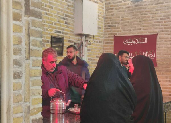 فعالیت چایخانه حضرت زهرا(س) نیشابور در هوای سرد زمستانی 
