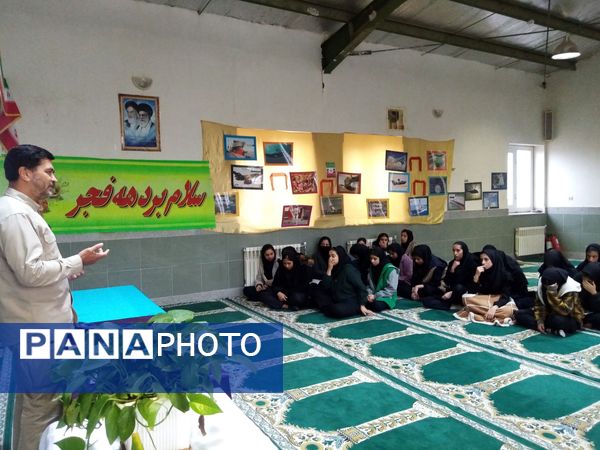 نمایشگاه آمادگی دفاعی و یادآوره ی دستاوردهای انقلاب سلامی در مدرسه حضرت زینب  شهر کندر 