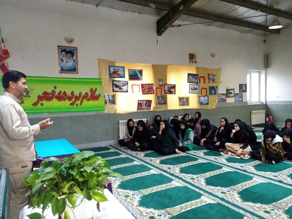 نمایشگاه آمادگی دفاعی و یادآوره ی دستاوردهای انقلاب سلامی در مدرسه حضرت زینب  شهر کندر 