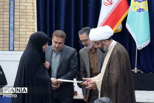 تجلیل از خادمین عرصه تربیت در نمازجمعه باقرشهر و کهریزک 