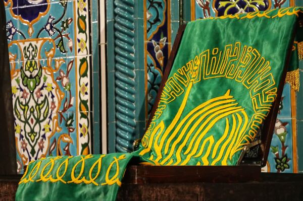 پرچم متبرک امام رضا (ع) در جشن ولادت امام رئوف در مسجد امام حسن عسکری (ع) بجنورد 