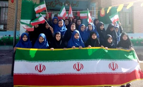 استقبال دانش‌آموزان مدارس شهرستان پردیس از دهه فجر انقلاب اسلامی ایران 