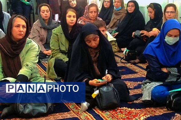 جلسه آموزش خانواده در دبیرستان پروین اعتصامی