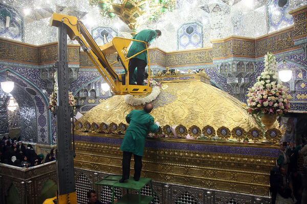گل آرایی ضریح مطهر حضرت معصومه(س) به مناسبت روز دختر