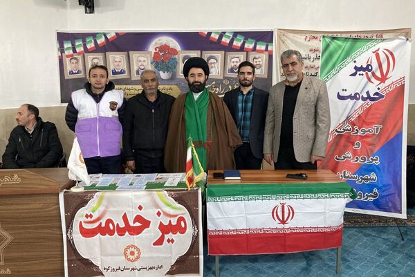 دهه فجر در آینه خدمات مردمی؛ برپایی میز خدمت و ایستگاه صلواتی