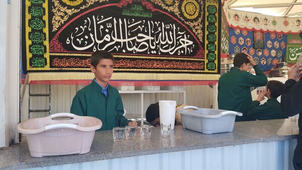 حضور نوجوانان در میدان شهدای مشهد برای استقبال و پذیرایی از زائران امام رضا(ع)