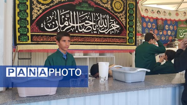 حضور نوجوانان در میدان شهدای مشهد برای استقبال و پذیرایی از زائران امام رضا(ع)