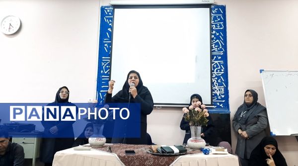  جلسه انجمن اولیا و مربیان در دبیرستان فرهنگیان ناحیه ۷مشهد 