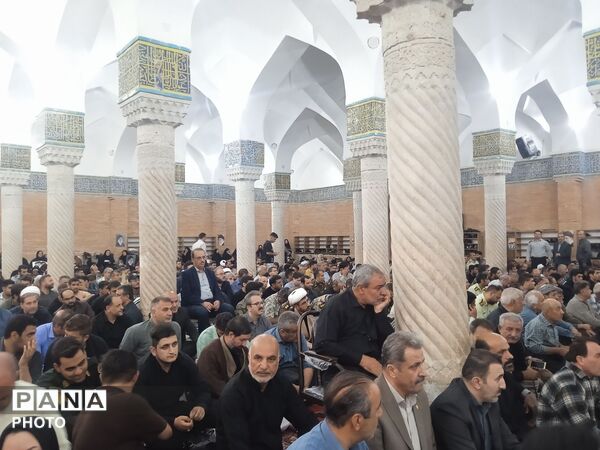 مراسم گرامیداشت رهبر شهید در مسجد جامع سنندج