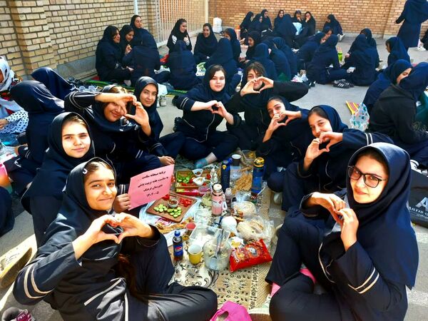 صبحی سالم در دبیرستان دخترانه فرهنگ قرچک