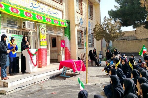 گلبانگ زنگ چهل و هفتمین پیروزی انقلاب اسلامی در مدرسه شهید مجید دهنوی 