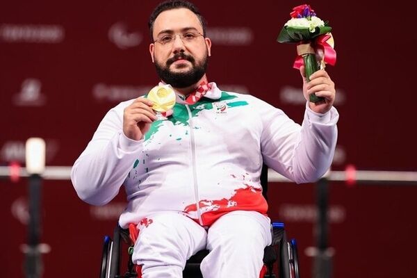 پرچمدار ایران در مراسم بدرقه: پشت مردم و آب و خاکمان هستیم