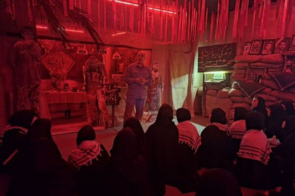 حضور دانش آموزان دبیرستان حجاب ناحیه یک شهرری در گلزار شهدا
