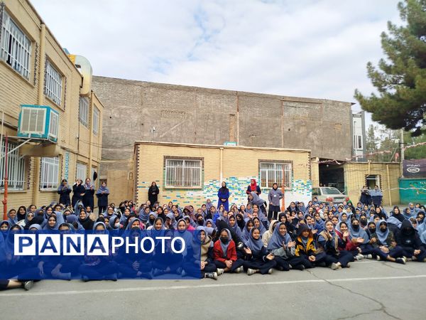 جشن روز مادر و جشنواره کیک و دسر در دبیرستان دخترانه دانشور ۲ 