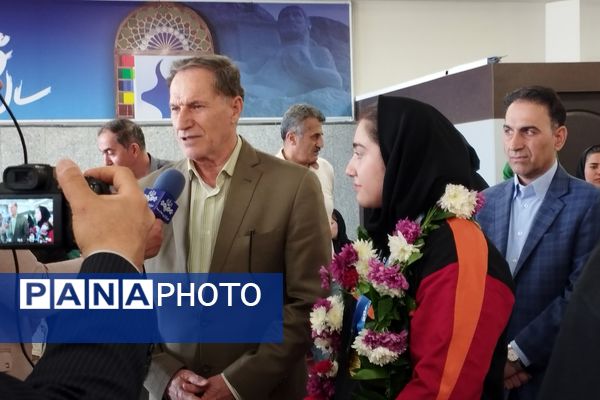 مراسم استقبال از دانش‌آموز مدال آور