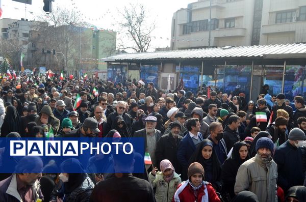 حال و هوای غرفه‌های سازمان دانش‌آموزی و خبرگزاری پانا در راهپیمایی ۲۲ بهمن