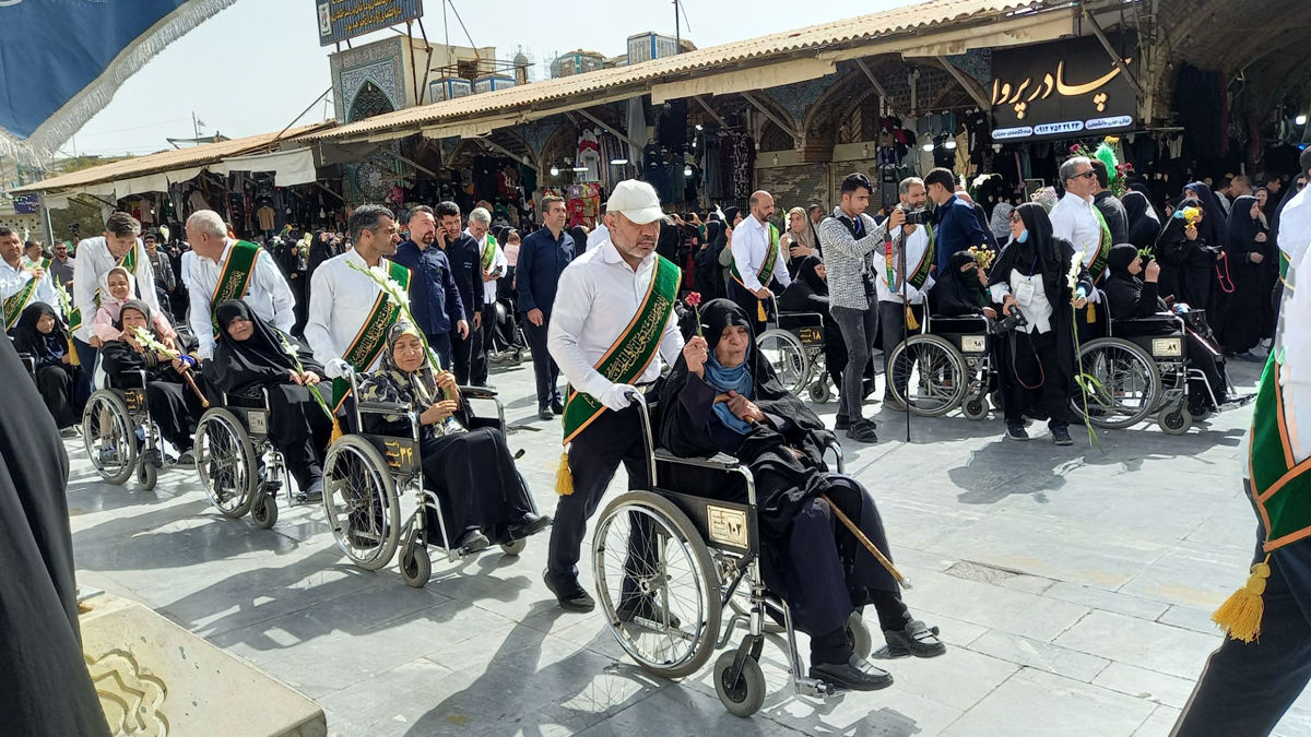 عشق و ارادت زائران حضرت معصومه(س) در قالب کاروان نمادین ورود ایشان به قم