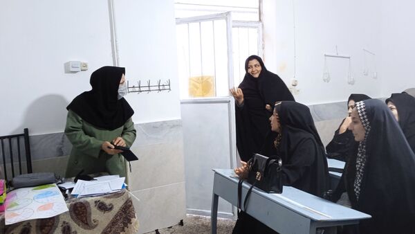 جلسه انجمن اولیا و ارائه کارنامه های هشدار به والدین در مدرسه شهید نجفی فدافن