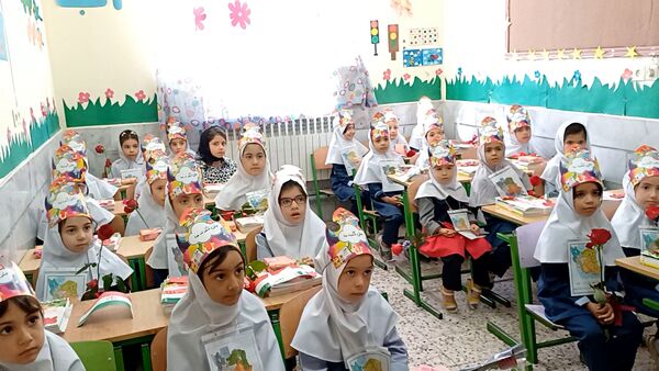 آیین جشن شکوفه‌ها در دبستان زکیه شیروان