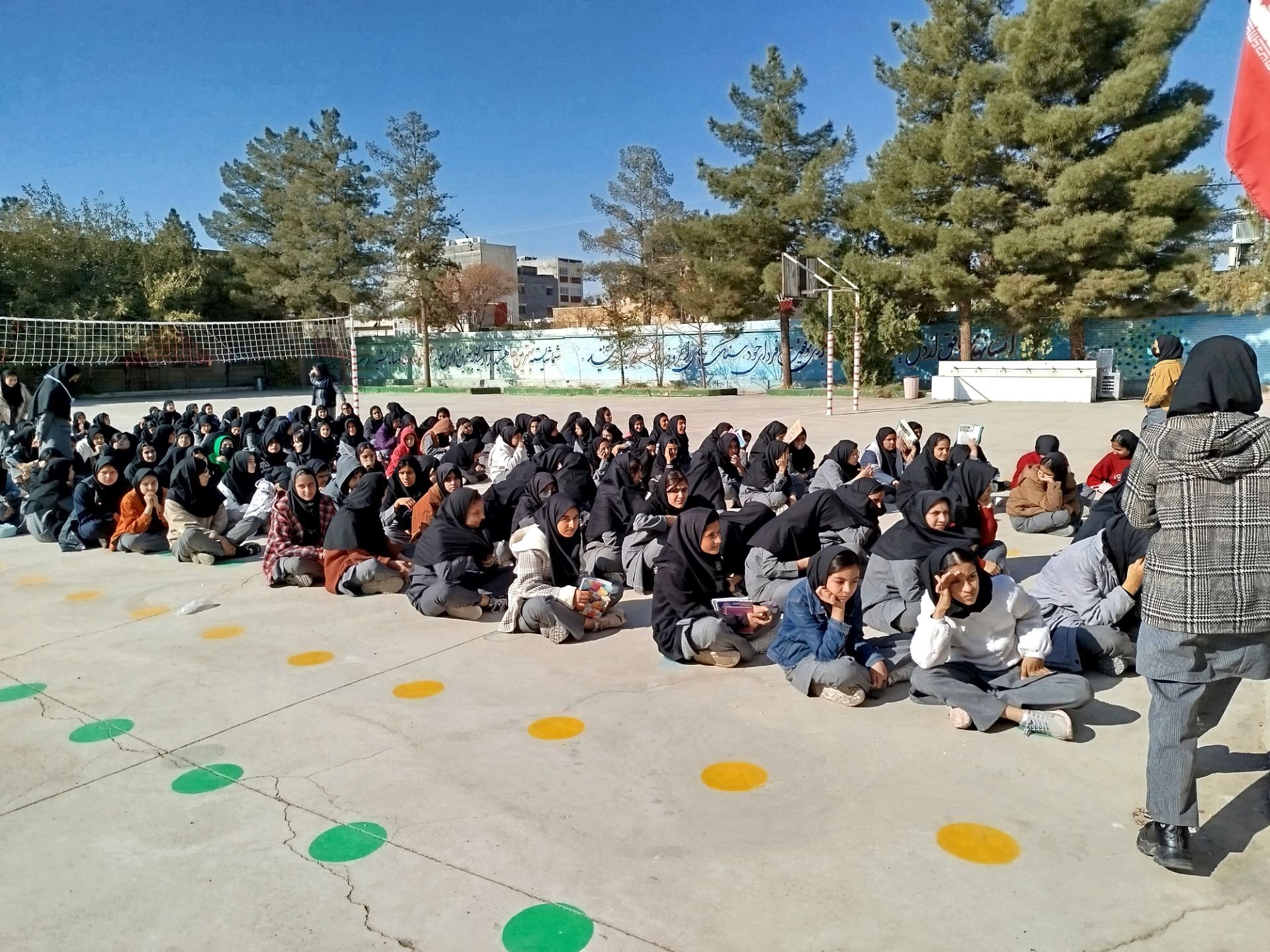 انتخابات شورای دانش آموزی در دبیرستان دخترانه امید 