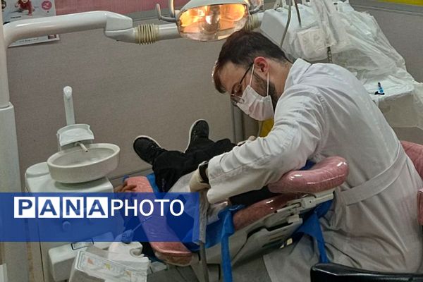 بازدید دانش‌آموزان دبیرستان شهدای علم‌ و فناوری بهارستان دو از دانشکده دندانپزشکی تهران 