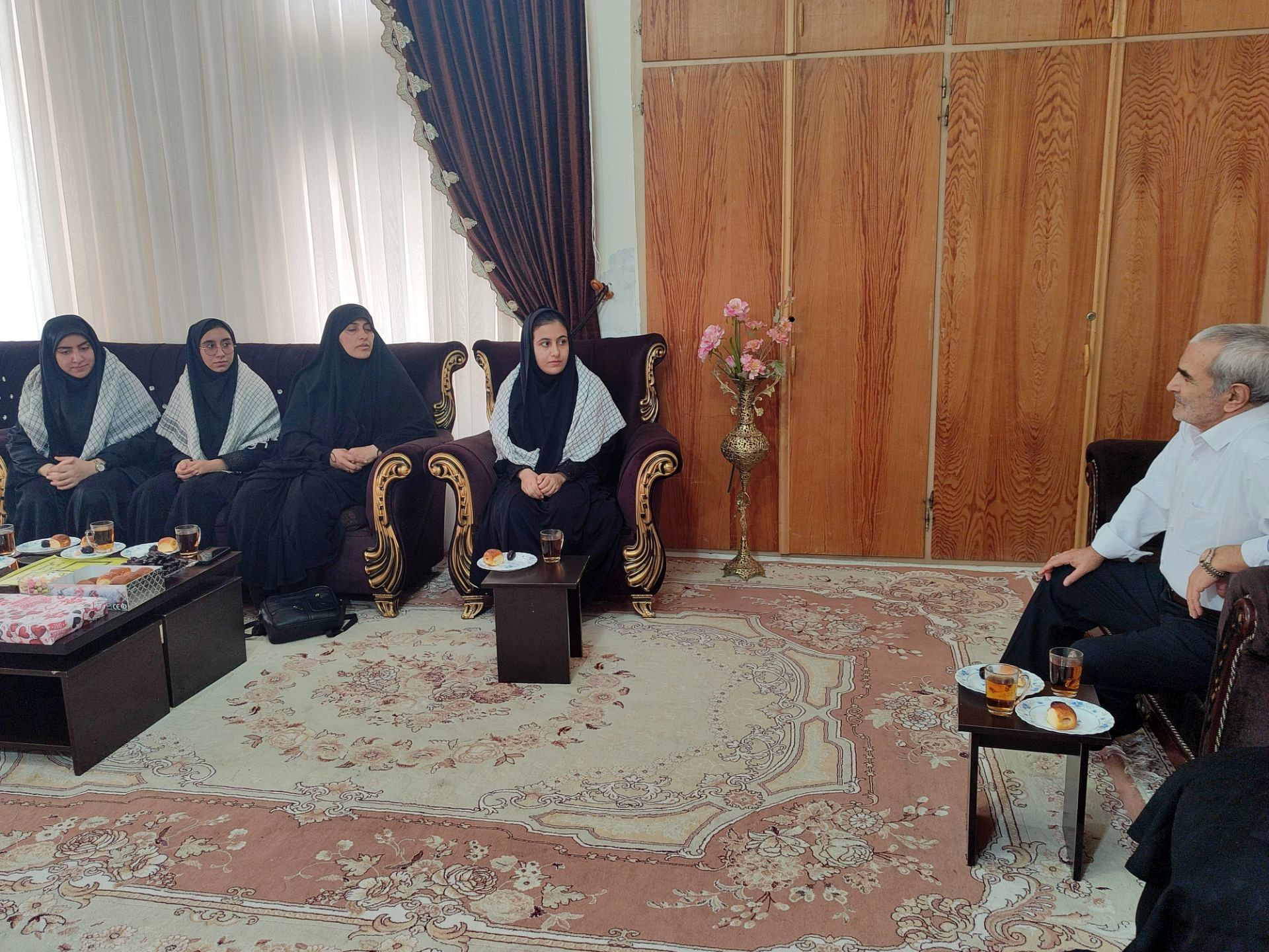 دیدار دانش‌آموزان هنرستان بصیرت با خانواده جانباز قاسم رسائی پور