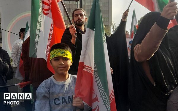 بیعت نوجوانان با رهبر انقلاب در تهران