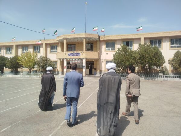 بازدید مدیر آموزش و پرورش و امام جمعه کاشمر از دبیرستان امام خمینی (ره) کاشمر 