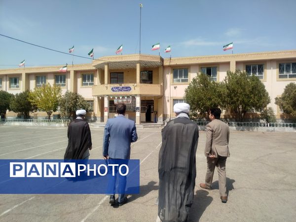 بازدید مدیر آموزش و پرورش و امام جمعه کاشمر از دبیرستان امام خمینی (ره) کاشمر 