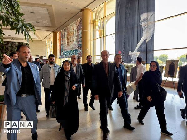 بازدید وزیر راه و شهرسازی از روند خدمات‌رسانی به زائران امام رضا(ع) در فرودگاه مشهد