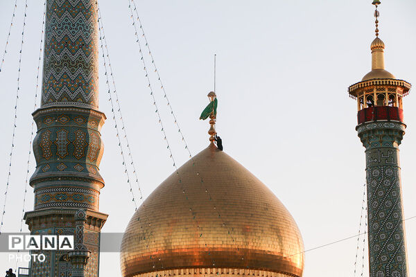 اهتزاز پرچم عزا بر فراز گنید حرم حضرت فاطمه معصومه(س)