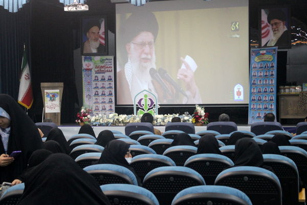 تجلیل از دانش‌آموزان تراز انقلاب اسلامی استان بوشهر