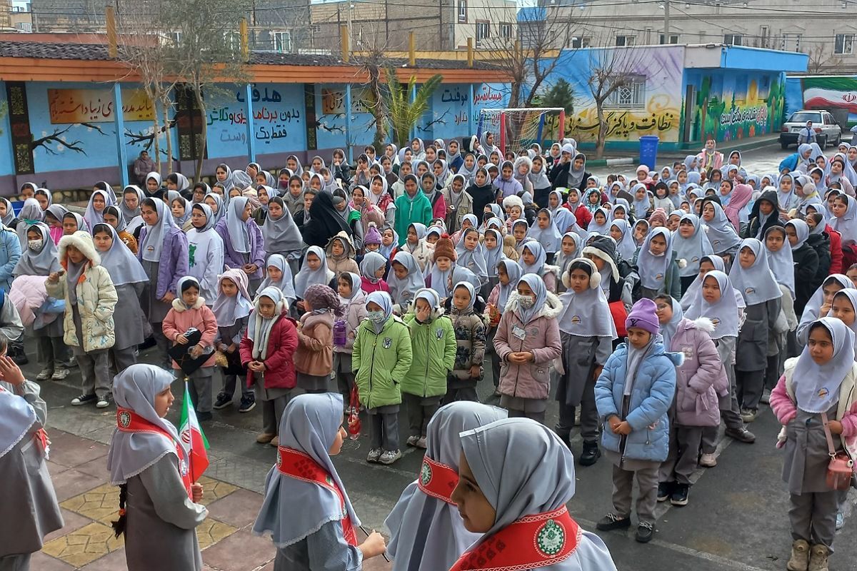 هم صدایی نسل آینده با انقلاب در مدرسه کودک مسلمان قرچک