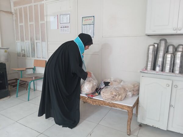 دانش‌آموزان کوهدشتی در خدمت زوار حسینی