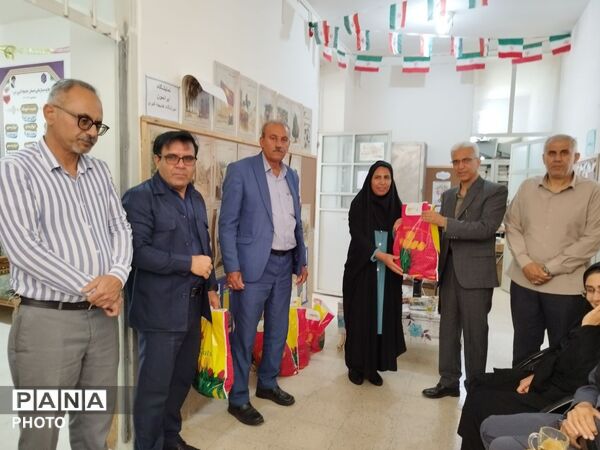 تجلیل از کادر مدرسه خدیجه کبری(س) در هفته معلم