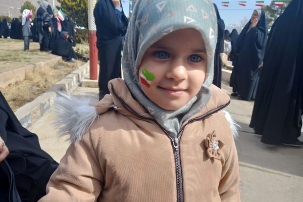 جلوه‌ای از همراهی اقشار مختلف مردم در راهپیمایی سالروز انقلاب بختگان