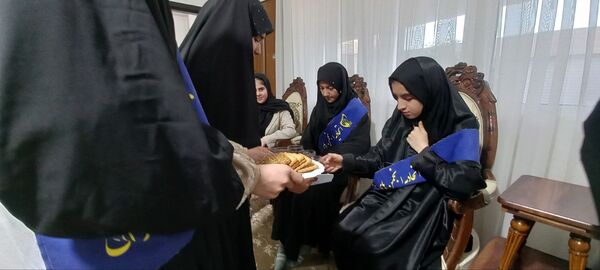 دیدار دانش‌آموزان دبیرستان بهار آزادی با همسر شهید مجید رجایی