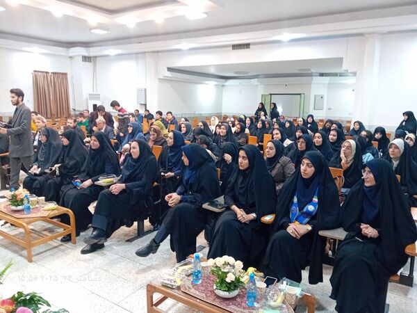 وقتی نوجوانان قلم به دست گرفتند شب شعر رنگی تازه یافت