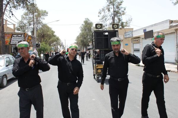 زنجیر زنی صبح عاشورا؛ خرامه در سوگ حسین(ع)