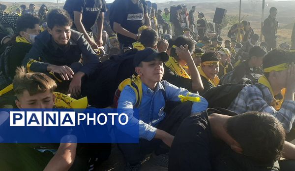  کاروان زائرین پیاده دانش‌آموزی در نیشابور