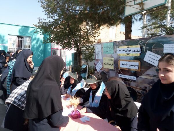 انتخابات شورای دانش آموزی در دبیرستان فاطمیه 