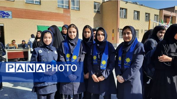 اولین نمایشگاه ماها در دبیرستان فرزانگان ۲ دوره دوم ناحیه ۷ مشهد